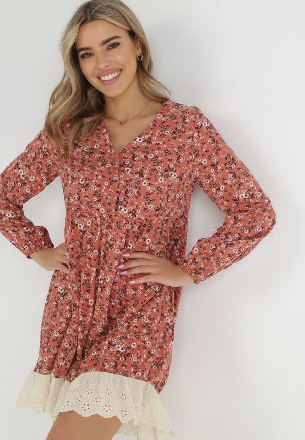 Born2be - Czerwona Sukienka Ferethe. Okazja: na co dzień. Kolor: czerwony. Wzór: aplikacja, ażurowy, kwiaty, nadruk. Styl: casual, boho, elegancki, klasyczny. Długość: mini