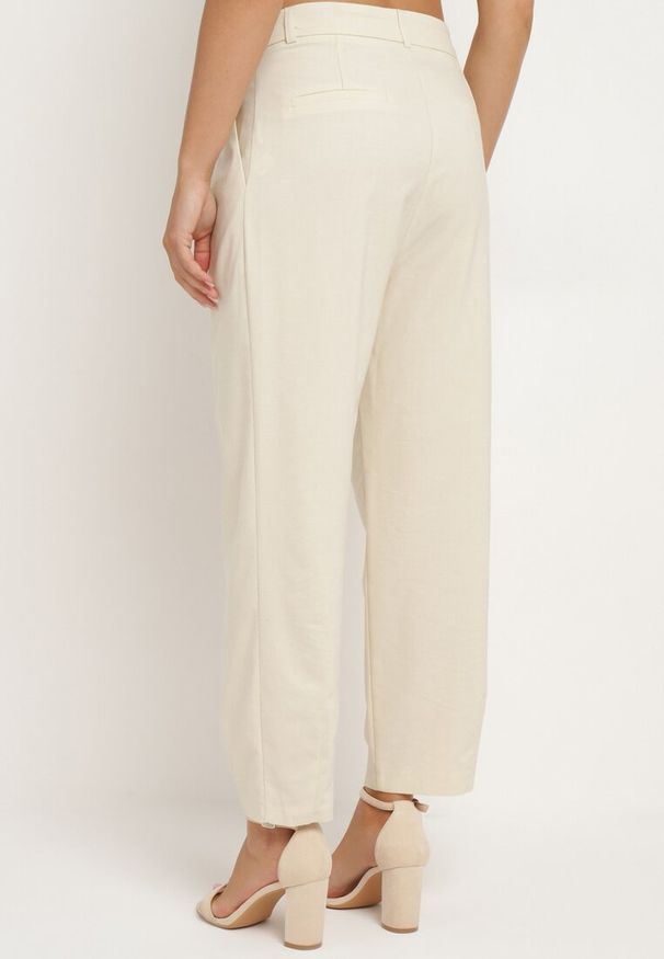 Born2be - Jasnobeżowe Spodnie Typu Paper Bag z Wysokim Stanem Yannesta. Okazja: na co dzień, na spotkanie biznesowe. Stan: podwyższony. Kolor: beżowy. Styl: casual, klasyczny, biznesowy