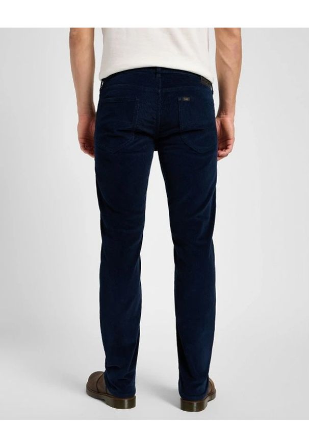 Lee - MESKIE SPODNIE MATERIAŁOWE LEE DAREN ZIP FLY RIVET NAVY 112373981. Materiał: materiał