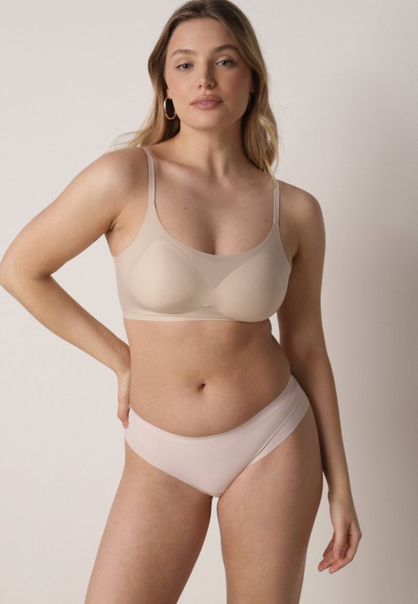 Born2be - Beżowy Bezszwowy Biustonosz Bez Fiszbin z Usztywnianymi Miseczkami Leavessa. Kolor: beżowy. Materiał: tkanina