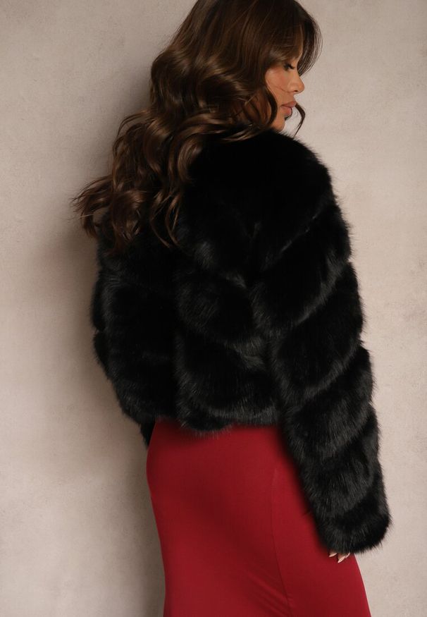 Renee - Czarna Futrzana Kurtka o Krótkim Kroju Zapinana na Haftki Alorith. Okazja: na co dzień. Kolor: czarny. Materiał: futro. Długość: krótkie. Styl: elegancki, casual