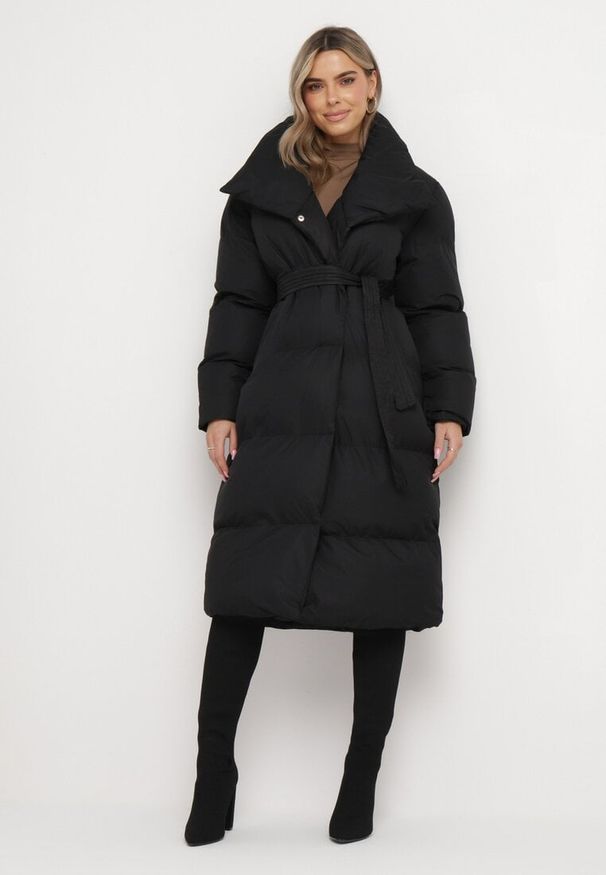 Born2be - Czarna Kurtka Długa Pikowana z Wiązanym Paskiem Clysa. Typ kołnierza: kołnierzyk stójkowy. Kolor: czarny. Materiał: materiał. Długość: długie. Sezon: zima