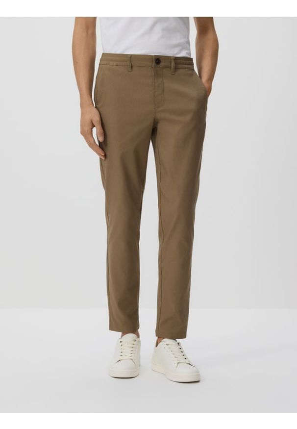 Reserved - Spodnie chino carrot - beżowy. Kolor: beżowy. Materiał: wiskoza, tkanina