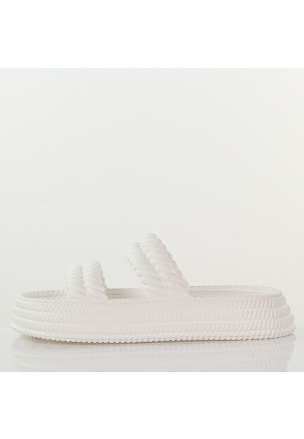Białe lekkie piankowe klapki damskie DiA 51-001. Okazja: na co dzień, do domu. Kolor: biały. Materiał: dresówka, materiał, tworzywo sztuczne. Sezon: wiosna, lato. Styl: klasyczny, casual, sportowy