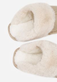 Born2be - Ciemnobeżowe Kapcie na Płaskiej Podeszwie z Ozdobnym Futerkiem Lunitta. Kolor: beżowy. Materiał: futro. Sezon: zima. Obcas: na płaskiej podeszwie #6