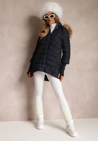 Renee - Granatowa Kurtka Pikowana z Szerokim Ściągaczem przy Rękawach Yasu. Okazja: na co dzień. Kolor: niebieski. Materiał: jeans, futro. Styl: elegancki, casual #6