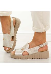 POTOCKI - Złote sandały damskie Potocki 12821. Okazja: na spacer, na co dzień. Kolor: złoty. Materiał: skóra. Wzór: aplikacja. Sezon: wiosna, lato. Obcas: na platformie. Styl: casual, elegancki, klasyczny, wakacyjny #1