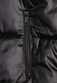 Renee - Czarna Pikowana Kamizelka z Szerokim Kapturem Wivelle. Typ kołnierza: golf. Kolor: czarny. Materiał: jeans, wełna. Długość rękawa: bez rękawów. Wzór: aplikacja. Styl: sportowy #3