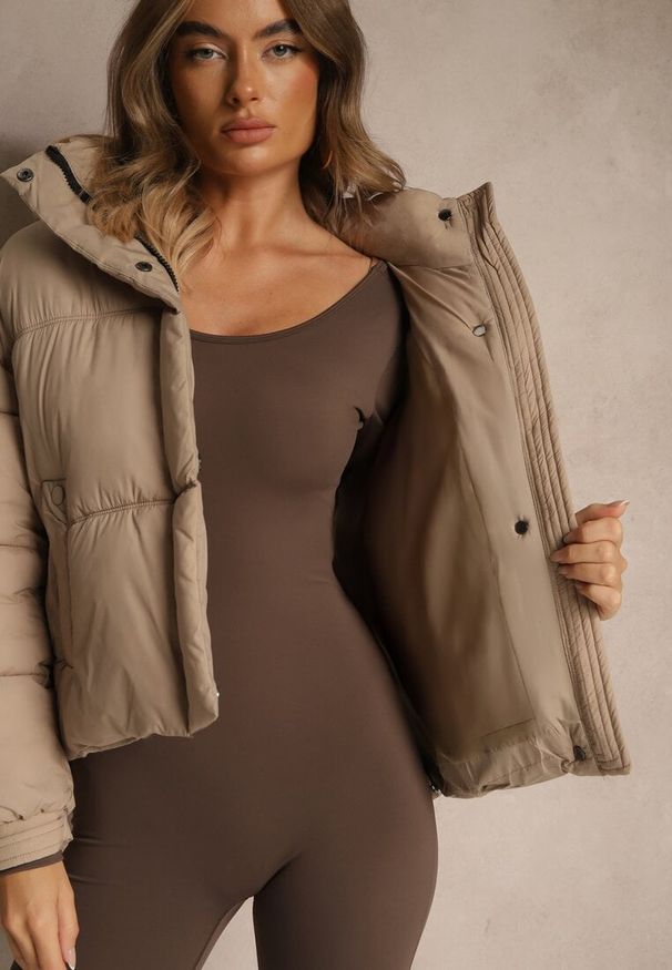 Renee - Beżowa Kurtka Puffer z Pikowaniem Kapturem i Kieszonką przy Rękawie Galeida. Okazja: na spacer, na co dzień. Kolor: beżowy. Materiał: jeans. Długość: krótkie. Styl: casual