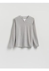 Reserved - Longsleeve henley - szary. Typ kołnierza: typu henley. Kolor: szary. Materiał: bawełna. Długość rękawa: długi rękaw