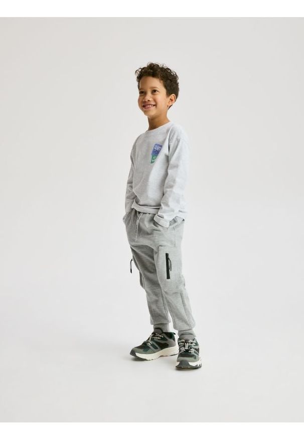 Reserved - Joggery cargo z kieszeniami - jasnoszary. Kolor: szary. Materiał: bawełna, dresówka, dzianina