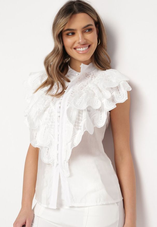 Born2be - Biała Koszula z Ozdobnymi Falbanami na Ramionach Vacatina. Kolor: biały