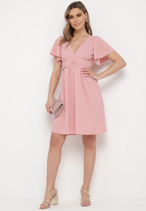 Born2be - Różowa Krótka Sukienka z Luźnym Rękawem i Gumką w Talii Bainasa. Kolor: różowy. Długość: mini