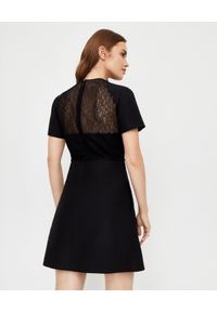 VALENTINO - Sukienka mini z koronką. Kolor: czarny. Materiał: koronka. Wzór: koronka. Typ sukienki: dopasowane, trapezowe, rozkloszowane. Styl: elegancki. Długość: mini #6