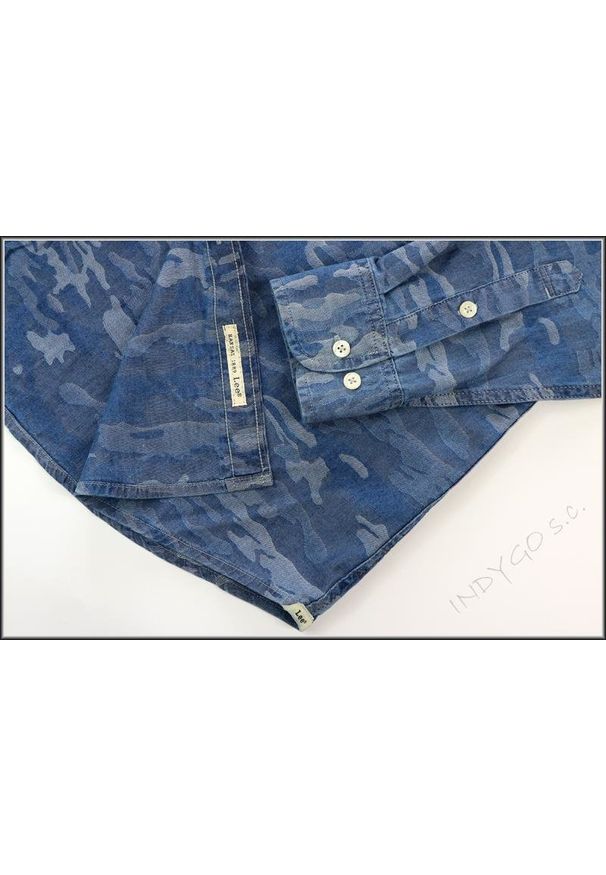 Lee - LEE BUTTON DOWN SHIRT CAMO BLUE MORO L880WAQR. Typ kołnierza: button down. Wzór: moro