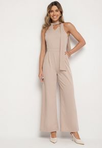 Born2be - Beżowy Kombinezon Bez Rękawów z Ozdobnym Wiązaniem i Szerokimi Nogawkami Silarine. Okazja: na co dzień. Kolor: beżowy. Materiał: jeans. Długość rękawa: bez rękawów. Styl: sportowy, klasyczny, casual, elegancki #1