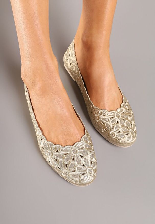 Born2be - Złote Balerinki Vices z Haftowanej Ażurowej Tkaniny w Kwiaty Efalorin. Okazja: na co dzień, na spacer, na imprezę. Nosek buta: okrągły. Kolor: złoty. Materiał: tkanina. Wzór: haft, ażurowy, kwiaty. Sezon: lato. Obcas: na płaskiej podeszwie. Styl: elegancki, casual
