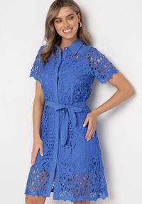 Born2be - Niebieska Ażurowa Sukienka Koszulowa Midi z Wiązanym Paskiem Pamy. Kolor: niebieski. Materiał: koronka, materiał. Długość rękawa: krótki rękaw. Wzór: ażurowy. Typ sukienki: koszulowe. Styl: klasyczny. Długość: midi #1
