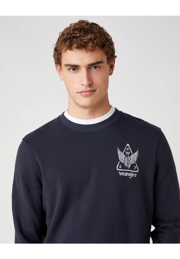 Wrangler - MĘSKA BLUZA WRANGLER GRAPHIC CREW DARK NAVY W6E2HAXAE 112130727