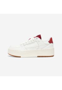 Decathlon - Buty sportowe CJ80 Platform. Kolor: biały, czerwony, wielokolorowy. Materiał: guma, skóra. Szerokość cholewki: normalna. Obcas: na platformie. Sport: turystyka piesza