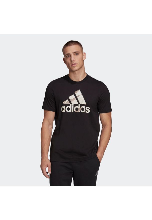 Koszulka z krótkim rękawem męska Adidas Gym & Pilates. Materiał: włókno, bawełna. Długość rękawa: krótki rękaw. Długość: krótkie. Wzór: nadruk. Sport: joga i pilates