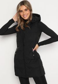 Born2be - Czarna Pikowana Kamizelka z Odpinanym Kapturem Mavalie. Kolor: czarny. Materiał: jeans. Wzór: aplikacja. Styl: elegancki #2