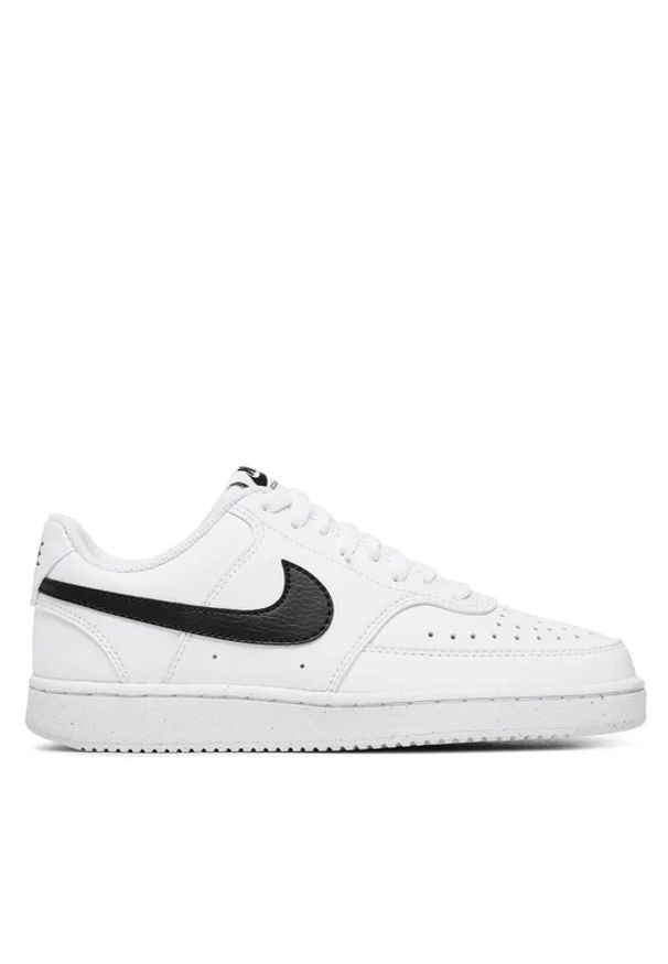 Nike - NIKE COURT VISION LO BE Sneakersy damskie. Okazja: na co dzień, do pracy, na spacer, na uczelnię. Kolor: biały. Materiał: guma, syntetyk, skóra. Szerokość cholewki: normalna. Sezon: lato. Model: Nike Court. Sport: turystyka piesza