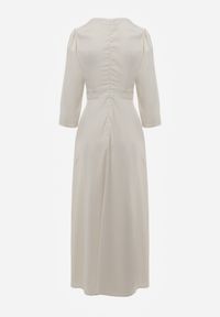 Renee - Jasnobeżowa Elegancka Sukienka o Kopertowym Kroju Zdobiona Aplikacją w Talii Zilendra. Kolor: beżowy. Wzór: aplikacja. Typ sukienki: kopertowe. Styl: elegancki #7