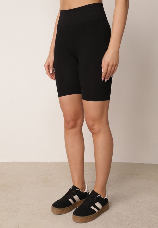 Born2be - Czarne Szorty Kolarki z Wysokim Stanem o Modelującym Fasonie Kimolodia. Okazja: na co dzień. Stan: podwyższony. Kolor: czarny. Styl: casual