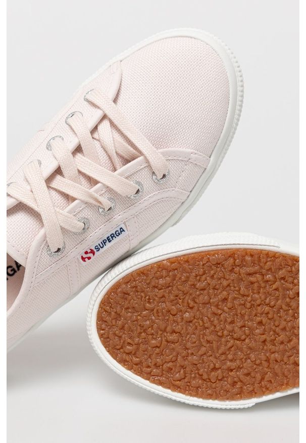 Superga Tenisówki damskie kolor różowy. Nosek buta: okrągły. Zapięcie: sznurówki. Kolor: różowy. Obcas: na platformie