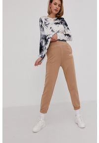 Answear Lab Spodnie damski kolor beżowy. Kolor: beżowy. Materiał: dzianina. Wzór: gładki #4