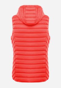Renee - Czerwona Kamizelka Pikowana z Kapturem Siami. Typ kołnierza: kaptur. Kolekcja: plus size. Kolor: czerwony. Materiał: materiał #3