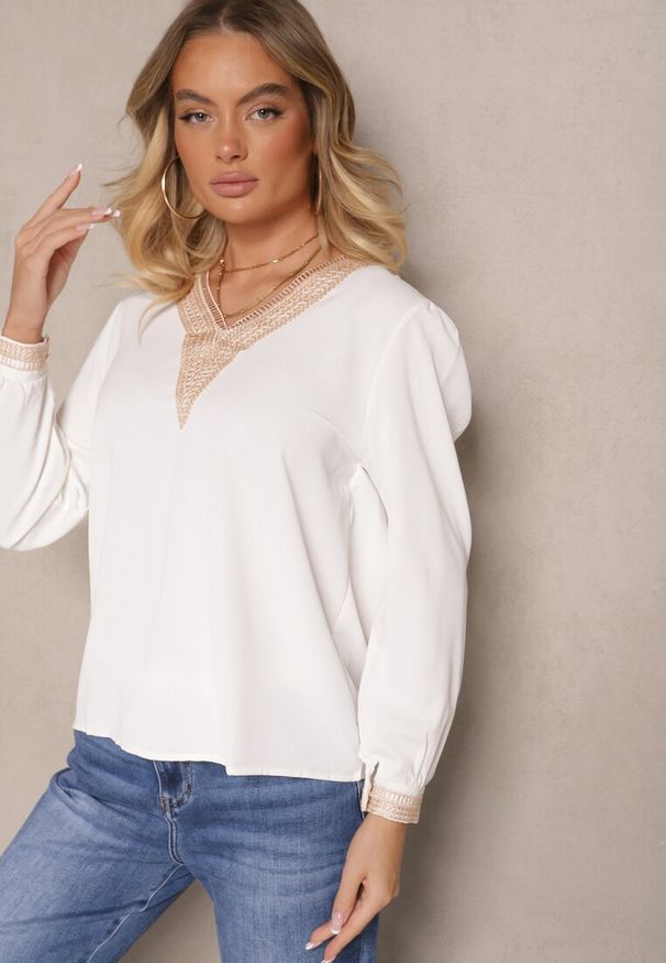 Renee - Biała Rustykalna Bluzka z Dekoltem w Serek Zdobiona Koronką Gonasea. Typ kołnierza: dekolt w serek. Kolor: biały. Materiał: koronka. Długość rękawa: długi rękaw. Długość: długie. Wzór: aplikacja, koronka