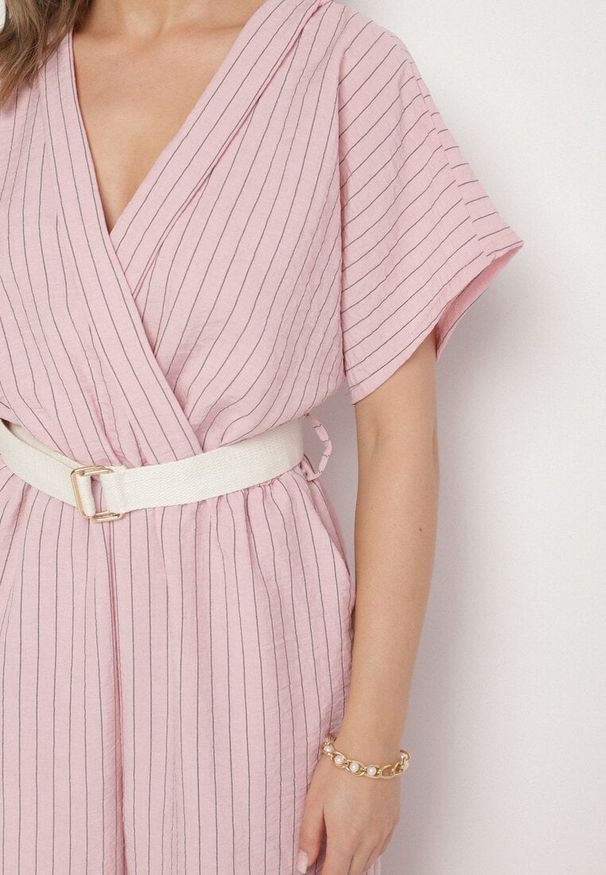 Born2be - Różowy Nietoperzowy Kombinezon o Kopertowym Kroju z Paskiem Tolannea. Okazja: na spotkanie biznesowe. Kolor: różowy. Długość rękawa: krótki rękaw. Długość: krótkie. Styl: elegancki, biznesowy