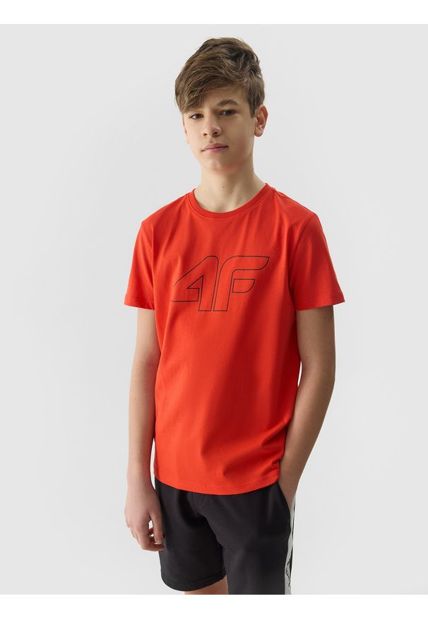 4f - T-shirt z nadrukiem chłopięcy - pomarańczowy. Okazja: na co dzień. Kolor: pomarańczowy. Materiał: dzianina, jersey, bawełna. Długość rękawa: krótki rękaw. Długość: krótkie. Wzór: nadruk. Styl: sportowy, casual