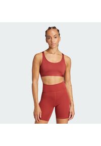 Adidas - Biustonsz All Me Essentials. Kolor: czerwony. Materiał: materiał. Sport: joga i pilates
