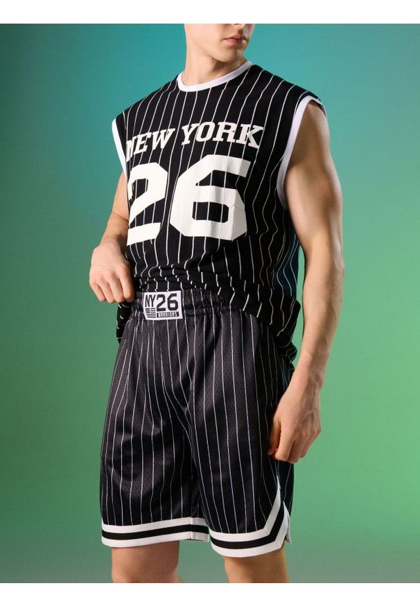 Sinsay - Szorty comfort w paski - czarny. Kolor: czarny. Wzór: paski