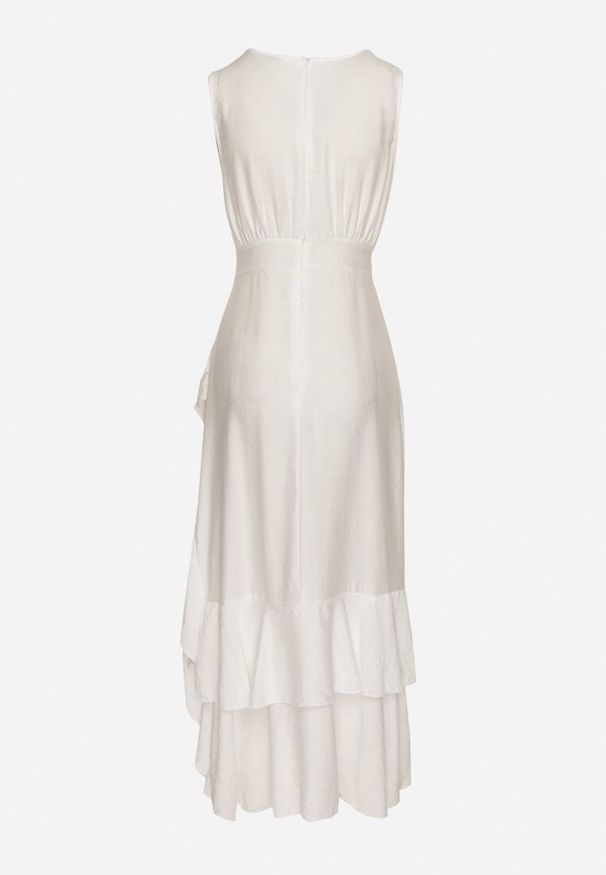 Born2be - Biała Rozkloszowana Sukienka z Wiskozą o Asymetrycznym Kroju Dolorissa. Okazja: na spacer, na co dzień. Kolor: biały. Materiał: wiskoza. Typ sukienki: asymetryczne. Styl: casual