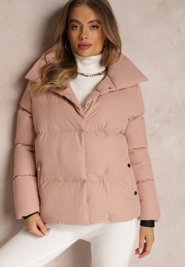 Renee - Różowa Kurtka Pikowana ze Stójką Heleis. Typ kołnierza: kołnierzyk stójkowy. Kolor: różowy. Wzór: jednolity. Sezon: zima, jesień