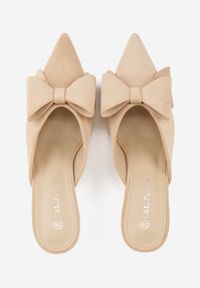 Born2be - Beżowe Klapki na Szpilce Typu Mule Ozdobione Kokardką Lorailea. Nosek buta: otwarty. Kolor: beżowy. Materiał: zamsz, skóra. Wzór: aplikacja. Sezon: lato. Obcas: na szpilce. Wysokość obcasa: średni #4