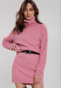 Renee - Różowa Sukienka Milana. Typ kołnierza: golf. Kolor: różowy. Materiał: dzianina. Długość rękawa: długi rękaw #1