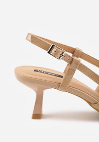 Born2be - Beżowe Lakierowane Czółenka na Kaczuszce Bez Pięty Zapinane przy Kostce Evaliraea. Okazja: do pracy, na co dzień, na spotkanie biznesowe. Nosek buta: szpiczasty. Kolor: beżowy. Materiał: lakier. Obcas: na szpilce. Styl: elegancki, biznesowy, casual. Wysokość obcasa: średni #7