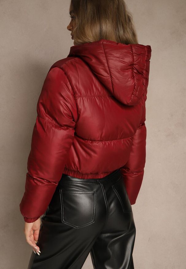Renee - Bordowa Pikowana Kurtka z Nieodpinanym Kapturem o Krótkim Kroju Tinneira. Okazja: na spacer. Kolor: czerwony. Materiał: jeans. Długość: krótkie. Styl: elegancki