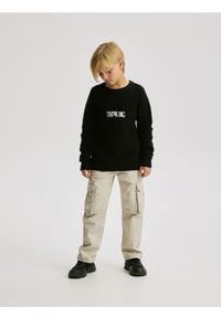 Reserved - Bawełniany sweter z nadrukiem - czarny. Kolor: czarny. Materiał: bawełna. Wzór: nadruk
