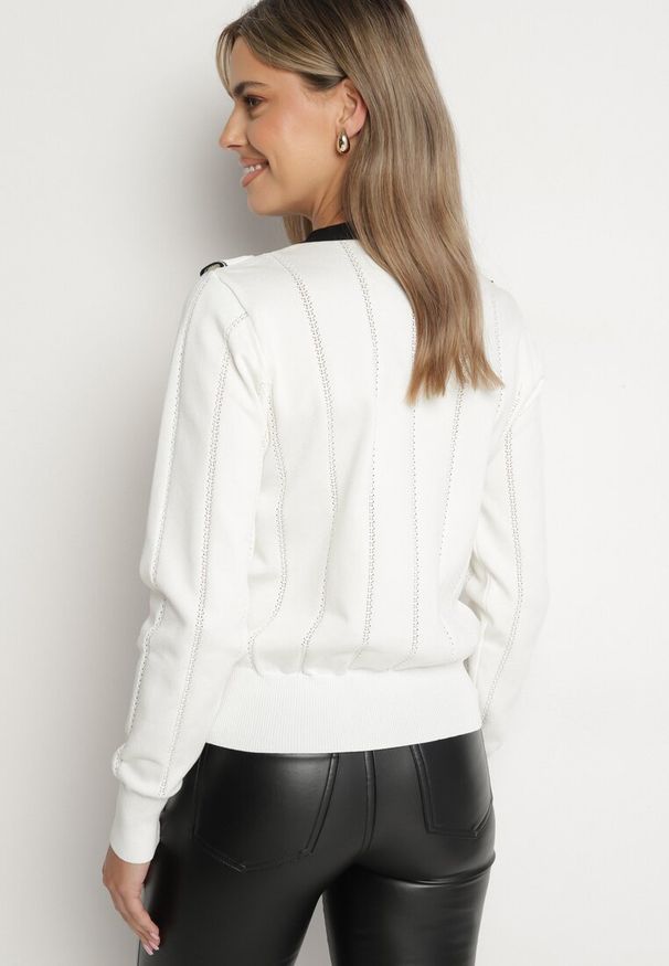 Born2be - Biały Sweter z Wiskozą Ozdobiony Kokardą Eleganckimi Guzikami i Kontrastowymi Detalami Miariel. Okazja: na co dzień. Typ kołnierza: kokarda. Kolor: biały. Materiał: wiskoza. Długość rękawa: długi rękaw. Długość: długie. Wzór: aplikacja. Styl: elegancki