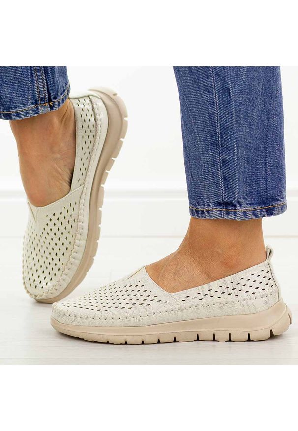Beżowe ażurowe półbuty damskie Sergio Leone Mk099H. Okazja: na spacer, na co dzień. Nosek buta: okrągły. Zapięcie: bez zapięcia. Kolor: beżowy. Szerokość cholewki: normalna. Wzór: ażurowy. Materiał: skóra. Sezon: wiosna, lato. Styl: casual, elegancki, klasyczny