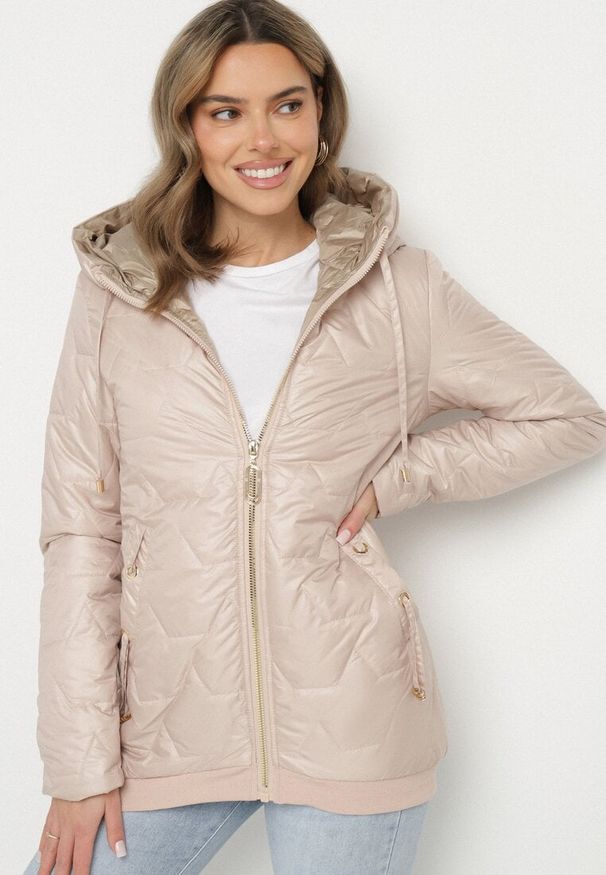 Born2be - Beżowa Kurtka Pikowana o Pudełkowym Kroju z Kapturem Teladira. Okazja: na co dzień. Typ kołnierza: kaptur. Kolor: beżowy. Styl: klasyczny, casual, elegancki