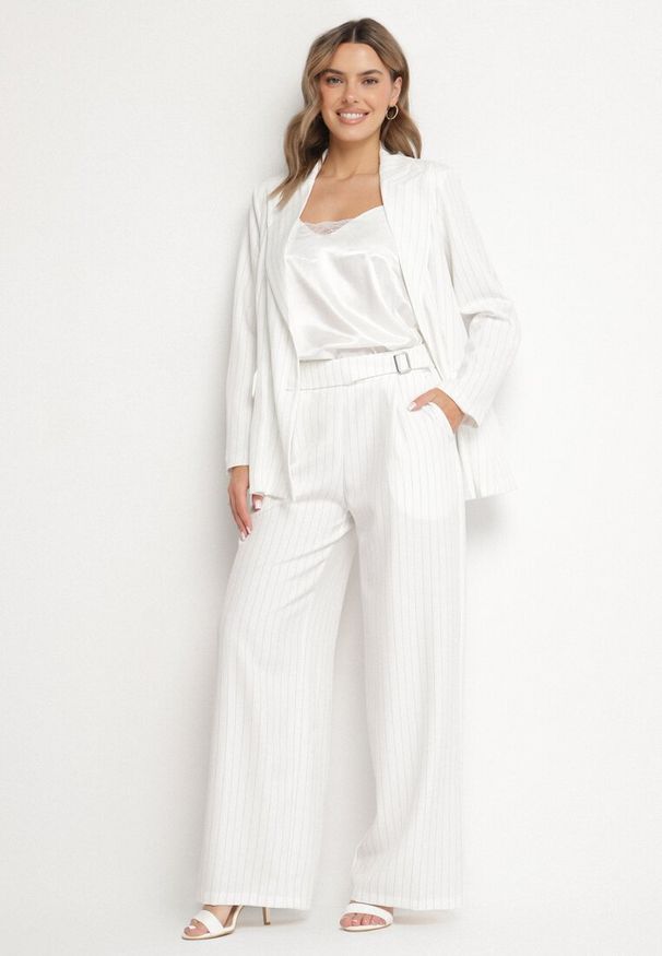 Born2be - Białe Garniturowe Spodnie Szerokie z Wiskozą i Paskiem Ellifira. Okazja: na co dzień, na spotkanie biznesowe. Kolor: biały. Materiał: wiskoza. Styl: casual, elegancki, biznesowy