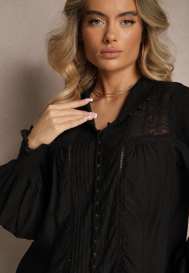 Renee - Czarna Koszula z Wiskozy Koronkowa ze Ściągaczami na Rękawach Walisna. Okazja: na co dzień, na spotkanie biznesowe. Typ kołnierza: kołnierzyk klasyczny. Kolor: czarny. Materiał: koronka, wiskoza. Wzór: aplikacja. Styl: biznesowy, klasyczny, elegancki, casual
