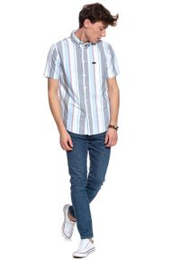 Lee - KOSZULA MĘSKA KRÓTKI RĘKAW LEE BUTTON DOWN SS DIPPED BLUE L886NULA 112123685. Typ kołnierza: button down. Materiał: materiał. Długość rękawa: krótki rękaw. Długość: krótkie. Wzór: kolorowy, paski #6